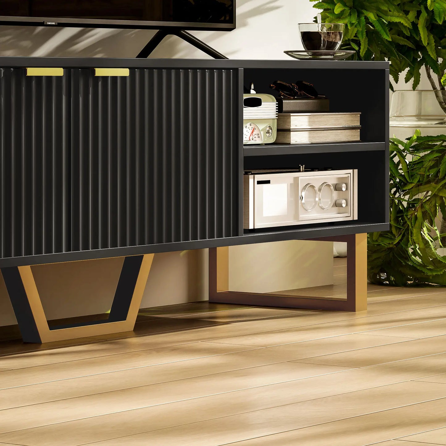 Mueble TV Negro con Puertas Estriadas y Manijas Doradas image 6