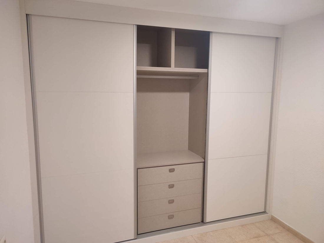 🚪 Armario empotrado a medida en Benahadux, Almería: puertas correderas y almacenamiento inteligente