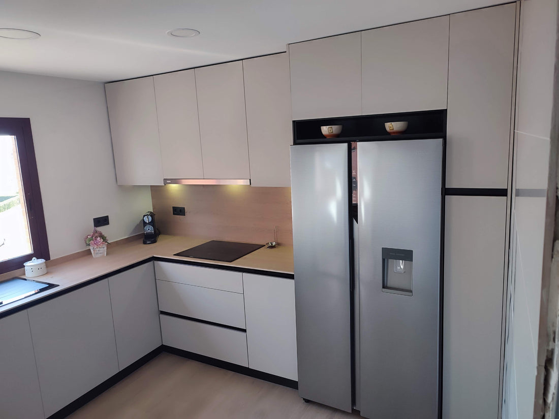 🍽️ Cocina a medida en Almería: cachemir, uñero negro y madera