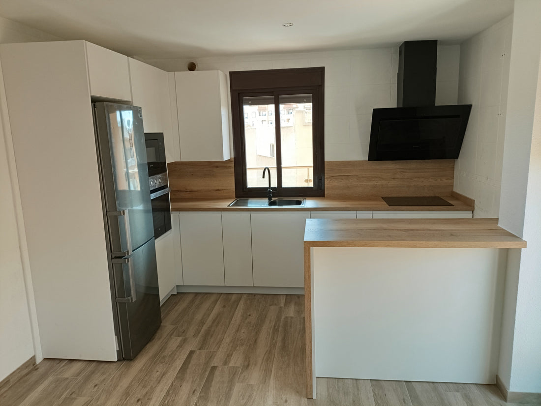 Cocina a medida en Roquetas de Mar – Blanco mate y Roble Halifax