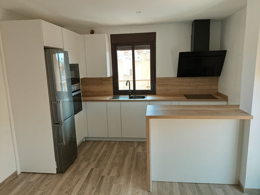 Cocina a medida en Roquetas de Mar – Blanco mate y Roble Halifax