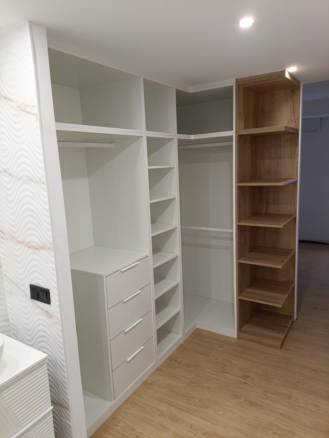 👔 Vestidor abierto a medida en calle Altamira, Almería: diseño, almacenamiento e iluminación LED