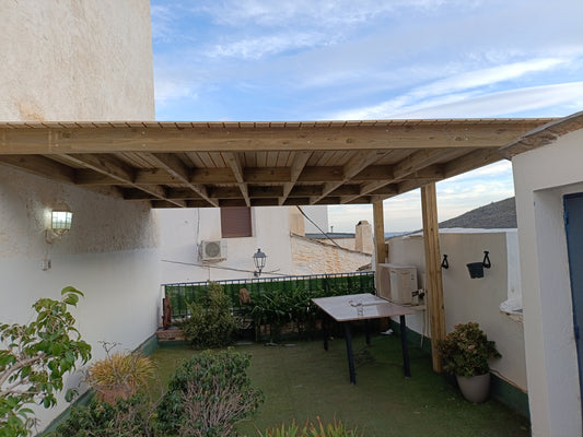 🌲 Pérgola de madera a medida en Senés, Almería: una estructura sólida preparada para el exterior