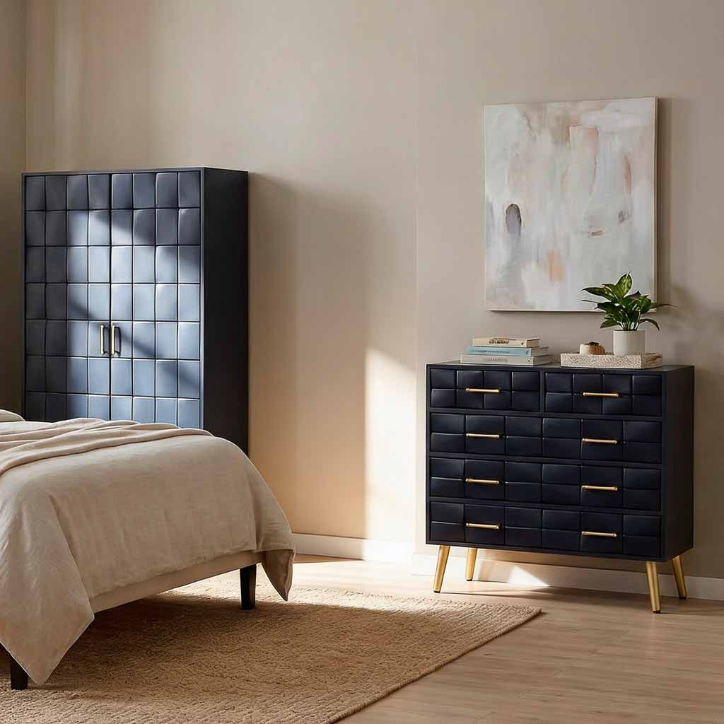 🖤 CÓMODA DE MADERA NEGRA “SKY” – DISEÑO ACOLCHADO Y DETALLES DORADOS