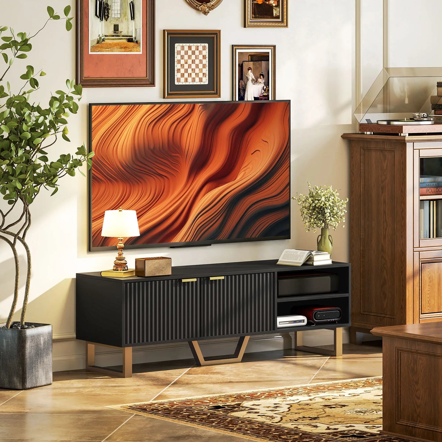 Mueble TV Negro con Puertas Estriadas y Manijas Doradas image 3