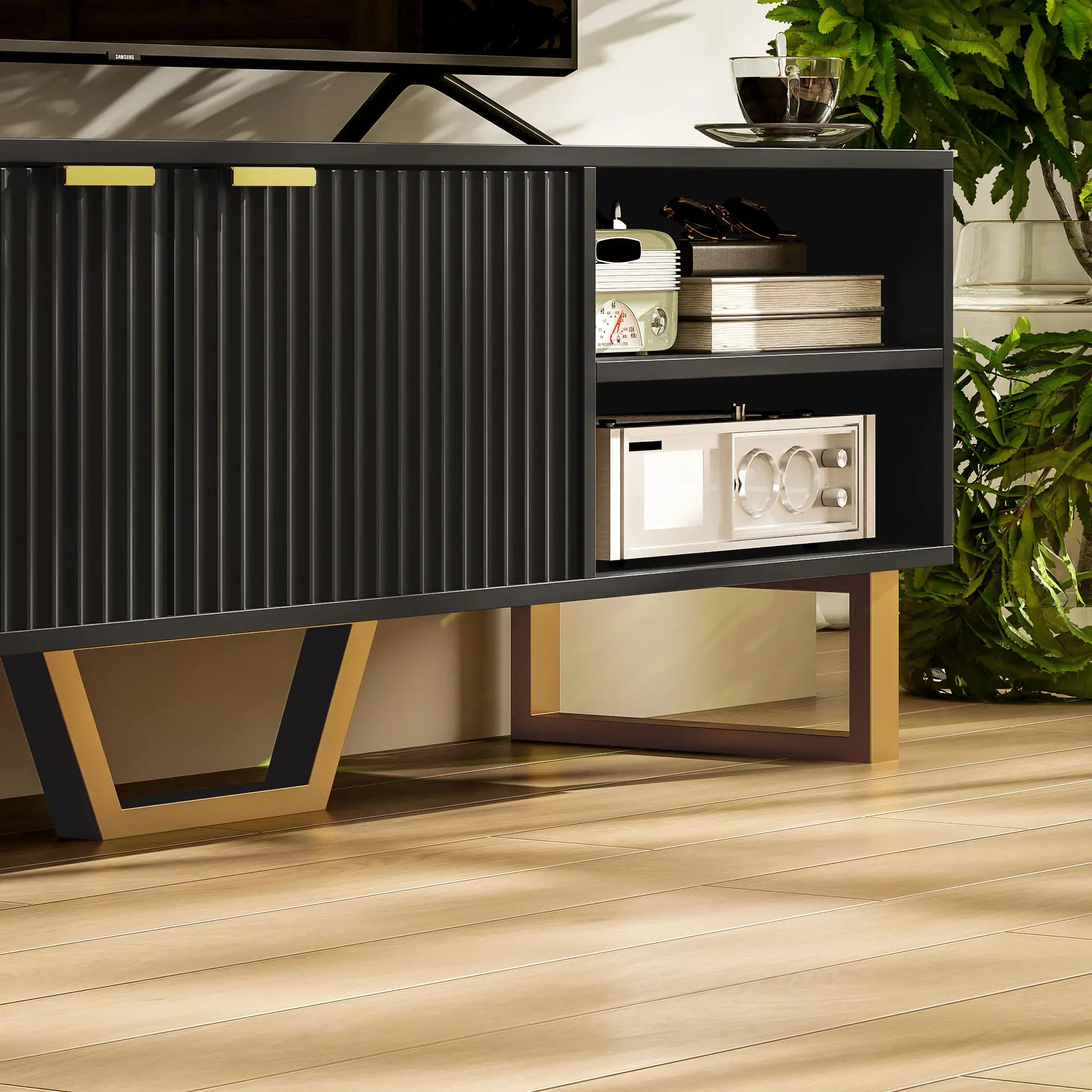 Mueble TV Negro con Puertas Estriadas y Manijas Doradas image 6
