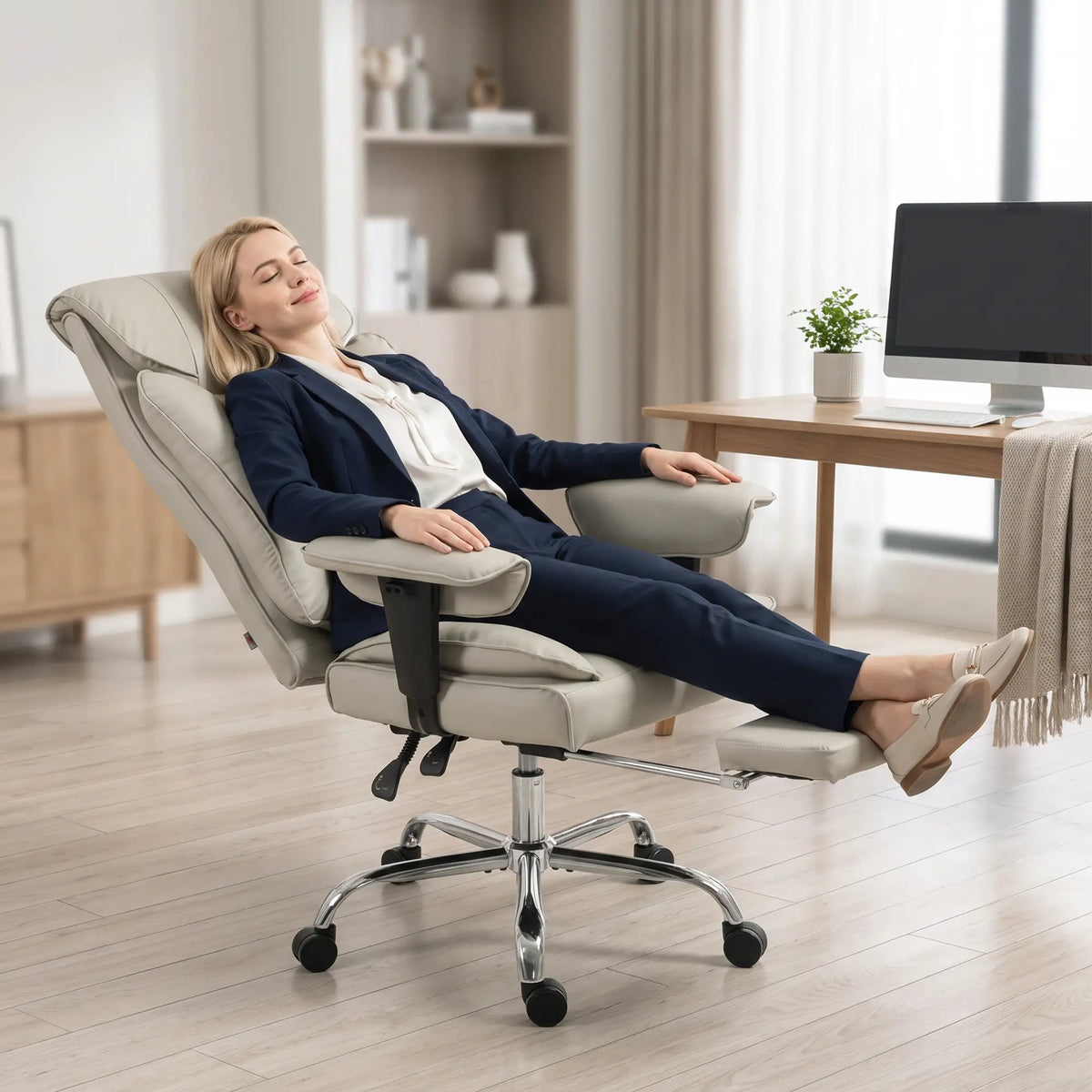 🩶 SILLA DE OFICINA COMFORT PRO 180 – RECLINABLE 135° CON REPOSAPIÉS EN GRIS CLARO