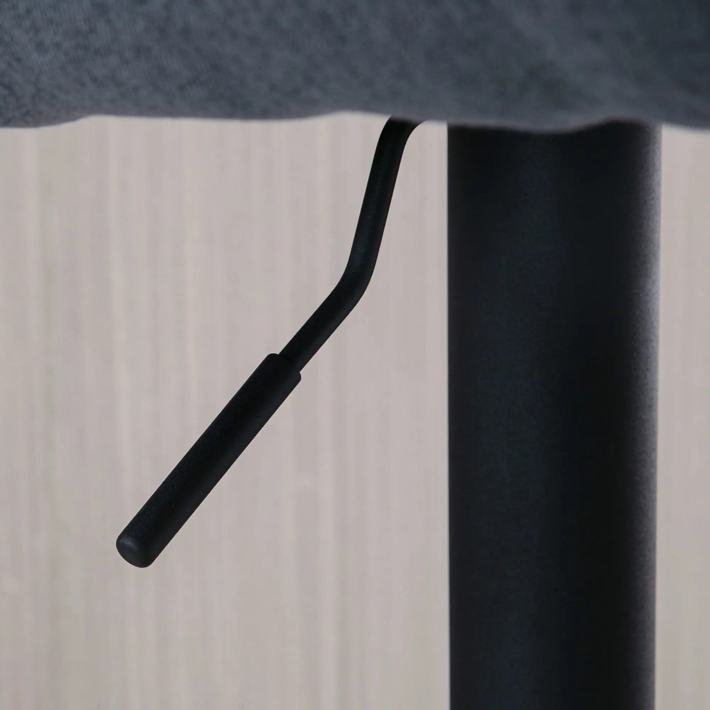 🪑 Taburete de Bar Regulable Tapizado en Tela Gris Oscuro – Giratorio 360° con Reposapiés y Base de Acero