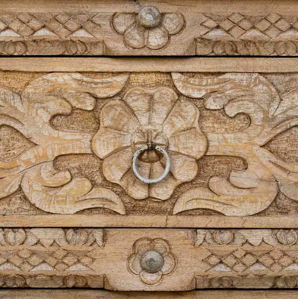 MESITA DE NOCHE DALIAN ARTESANAL MARRÓN DE MADERA CON 2 CAJONES image 6